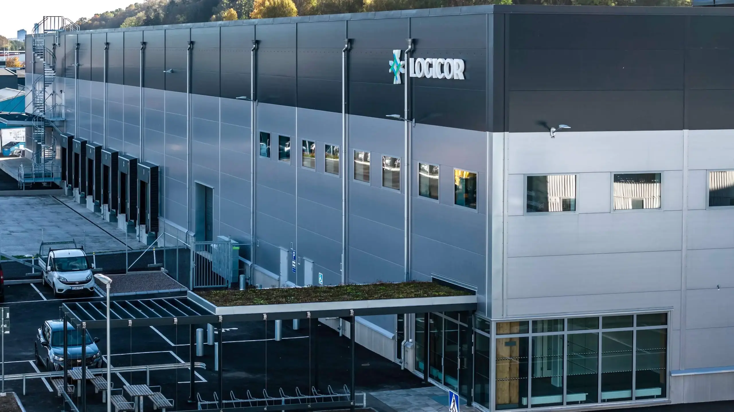 Entré och fasad – modern lagerlokal i Backa, Göteborg